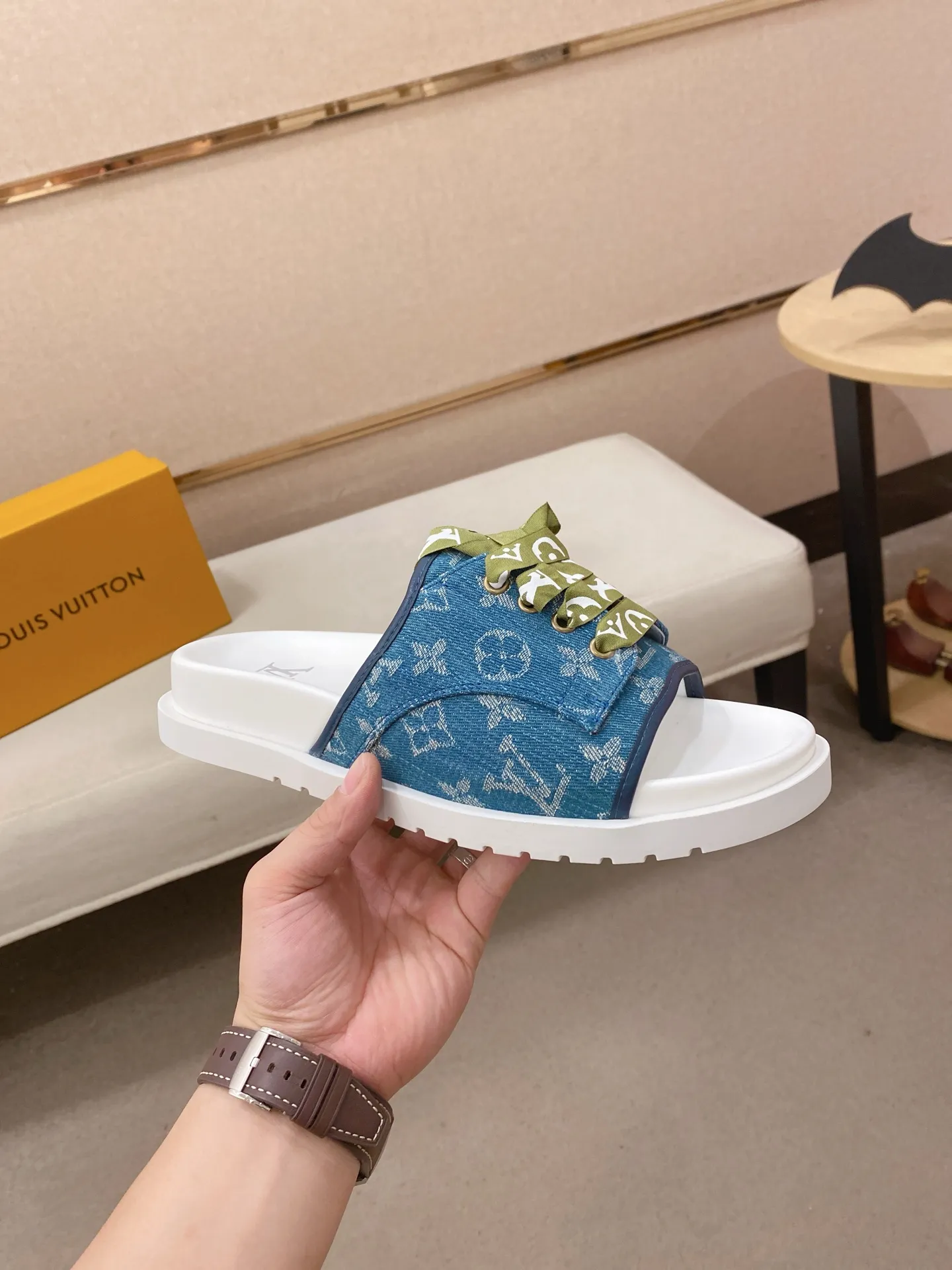 Men's shoes 💰: 340💰Made by LV🔍Top purchasing agents. Men's spring and summer slippers are available at the same counter. The uppers are imported cowhide from Italy, with logo graphics and high-quality craftsmanship. Soles: original soles specially provided by the original factory. Exclusive movable molded soles are super comfortable. Original goods follow orders. 🔍🔍High quality. You can enter and exit the counter at will. Welcome to compare. Size 38-44.